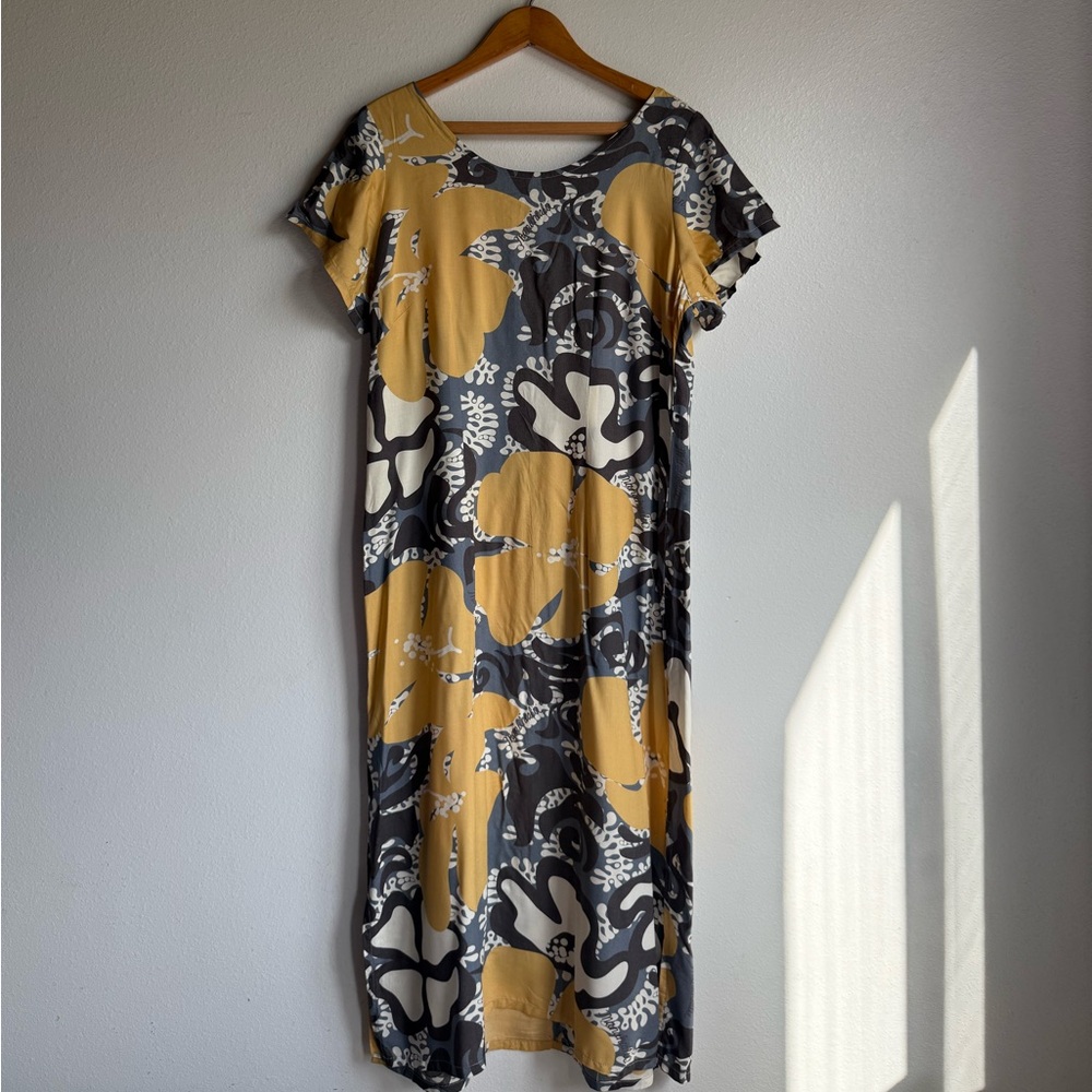 (AVAILABLE ON IG: TUTUSLOLE) Women’s vintage Manuheali’i size M